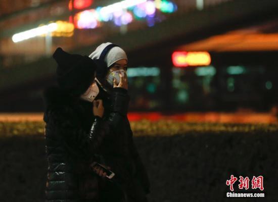 　　12月16日，北京民眾戴防霧霾口罩出行。北京將在當(dāng)日20時至21日24時啟動空氣重污染紅色預(yù)警。中新社記者 杜洋 攝