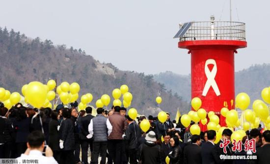 資料圖：當?shù)貢r間2017年3月28日，韓國珍島，民眾悼念“世越”號遇難者。