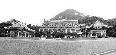 首爾中央政府大樓(左)與青瓦臺(右)。