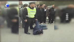 自制長夾偷手機 戰(zhàn)士民警聯(lián)手制服小偷