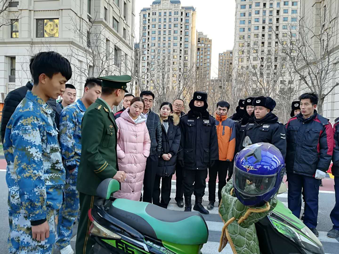 消防部門進(jìn)社區(qū)開展電動車消防安全宣傳活動