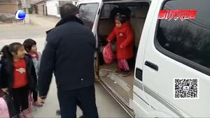 瘋狂黑校車嚴(yán)重超載，6座金杯車竟搭乘18人