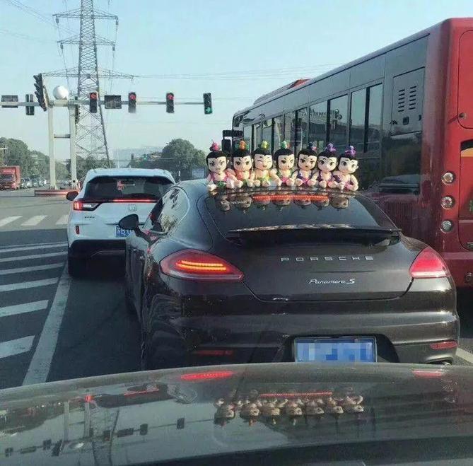 車主注意！車上貼了這種東西，引發(fā)事故要負全責