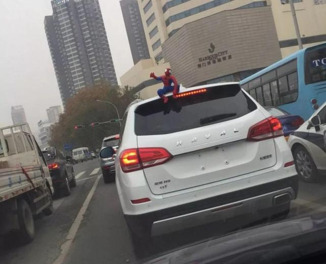 車主注意！車上貼了這種東西，引發(fā)事故要負全責