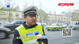 晚高峰轎車突發(fā)自燃 警民合力排除險(xiǎn)情