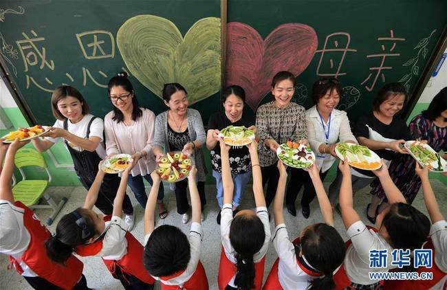 5月10日，在河北省邯鄲市趙王小學(xué)開(kāi)展的“感恩母親”主題活動(dòng)中，學(xué)生將制作的水果拼盤(pán)送給媽媽。