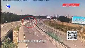 小轎車橫穿三條車道 旋轉(zhuǎn)720度出事故