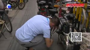 便道變身“停車(chē)點(diǎn)”讓行人“無(wú)路可走”