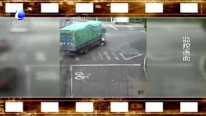 車輛轉彎不注意 撞倒碾壓電動車