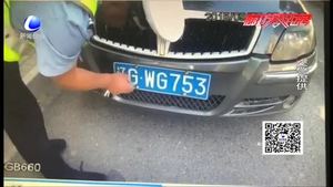 用貼紙變造號(hào)牌 被交警抓現(xiàn)行