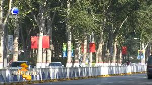 掛國(guó)旗 迎國(guó)慶 我市街頭洋溢“中國(guó)紅”
