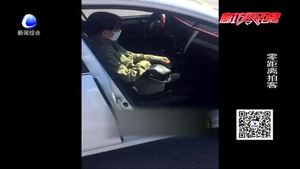 萬(wàn)莊一汽車被陌生女子“霸車”