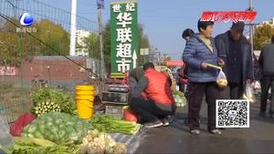 小區(qū)外有個臨時菜市場 居民出入不便