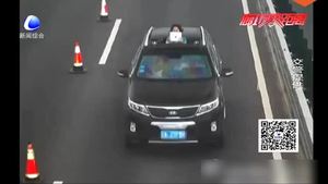  孩子探出天窗危險(xiǎn) 交警提醒兒童乘車安全