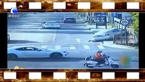 老人被壓車底 眾人出手相救