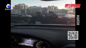 熱心民警幫忙推車(chē)