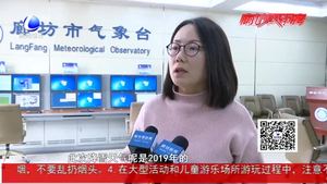 我市迎來降雪 環(huán)衛(wèi)工人掃雪保暢通
