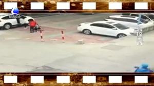 女童卷入車(chē)輪下 眾人抬車(chē)救人