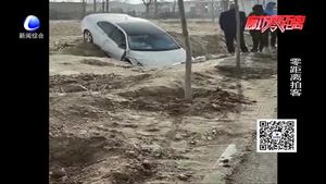 文安一白色轎車開進土坑