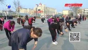 退役女軍人鄭海潮回家鄉(xiāng)當起義務(wù)舞蹈老師