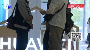 出商場門手機(jī)雙雙被偷  市民逛街要提高警惕