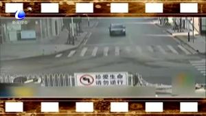 開車看手機(jī) 沖過(guò)護(hù)欄翻車