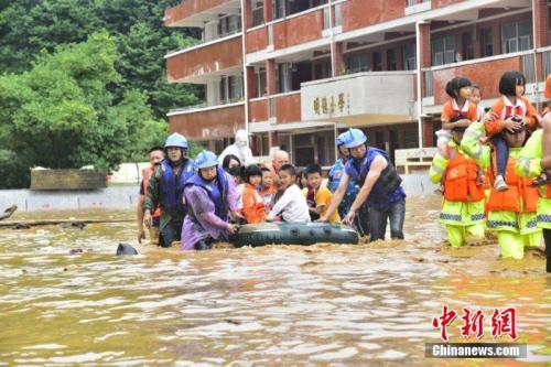 6月9日至10日，江西省龍南縣普降暴雨，該縣地勢(shì)低洼的楊村鎮(zhèn)中心小學(xué)師生被洪水圍困。危急時(shí)刻，當(dāng)?shù)匮杆俳M織武警、消防等力量奔赴救援。由于橡皮艇有限，不少救援人員讓學(xué)童們騎在自己肩上，加快撤離被洪水圍困的學(xué)校。截至10日17時(shí)，該小學(xué)1309名師生全部安全轉(zhuǎn)移。文/葉波 王劍 圖/葉波