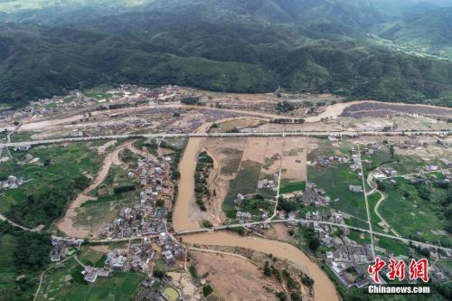 據(jù)廣東省河源市防汛防旱防風(fēng)指揮部辦公室統(tǒng)計(jì)，截至6月11日，暴雨導(dǎo)致河源全市63個(gè)鄉(xiāng)鎮(zhèn)不同程度受災(zāi)，因?yàn)?zāi)死亡7人，失聯(lián)1人，受傷3人，受災(zāi)人口11.455萬(wàn)人，倒塌房屋956間，轉(zhuǎn)移人口1.454萬(wàn)人。 其中，連平縣部分鄉(xiāng)鎮(zhèn)受災(zāi)較嚴(yán)重，因?yàn)?zāi)死亡6人(4女2男)，直接經(jīng)濟(jì)損失約1.5億元人民幣。圖為航拍鏡頭下的廣東省河源市連平縣上坪鎮(zhèn)。<a target=