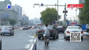 零距離·交通：萬(wàn)達(dá)廣場(chǎng)前違停罰100元記3分 交警日夜巡邏治理