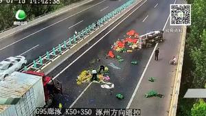 貨車側(cè)翻蔬菜散落一地 警民合力恢復路面暢通