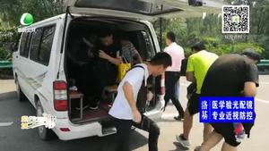 核載6人的面包車拉了16人 嚴重超員