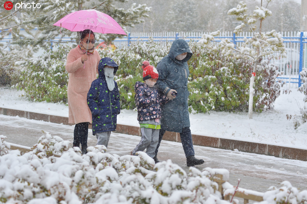 10月22日，冒雪出行的市民。