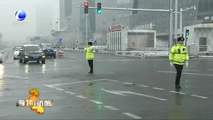 交警部門(mén)全員上崗確保道路暢通