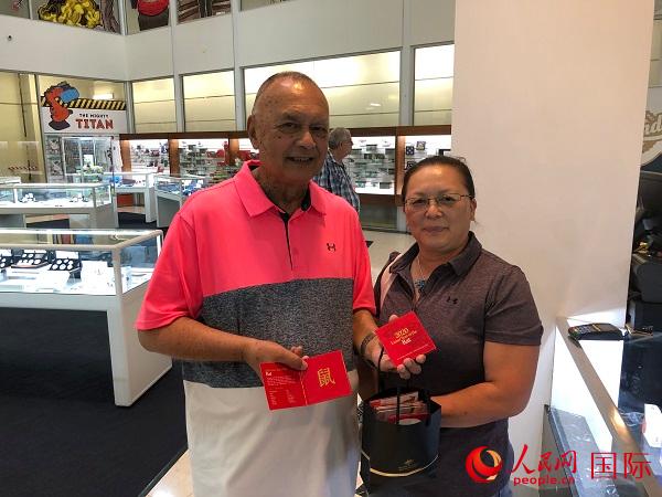 戈德特?馬安夫婦在向記者展示購(gòu)買(mǎi)的5套鼠年紀(jì)念幣 (陳效衛(wèi)攝)