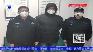 熱心市民在行動 防護(hù)物資送民警
