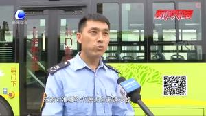 小車碰撞引起自燃 公交司機奮勇滅火