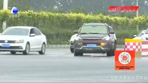 夏季車內溫度高 把孩子忘在車里究竟有多危險？