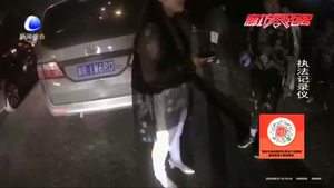 零距離·交通：小客車(chē)超員 三河交警及時(shí)消除安全隱患
