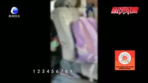 “黑校車”超員 一個(gè)座椅兩人坐