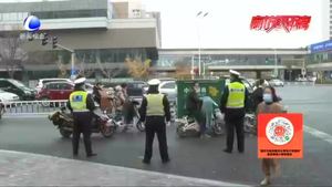 交警部門持續(xù)治理機(jī)動(dòng)車占用非機(jī)動(dòng)車道 守護(hù)道路安全暢通