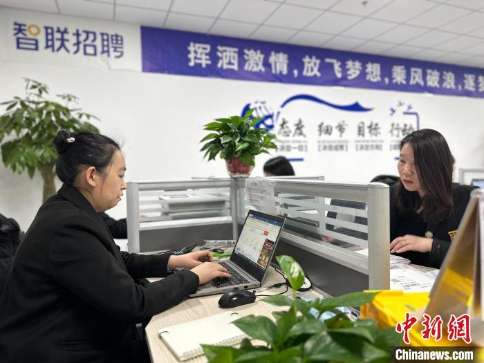 圖為京津冀(河北三河)人力資源服務(wù)產(chǎn)業(yè)園入駐企業(yè)辦公現(xiàn)場(chǎng)。　高澍 攝
