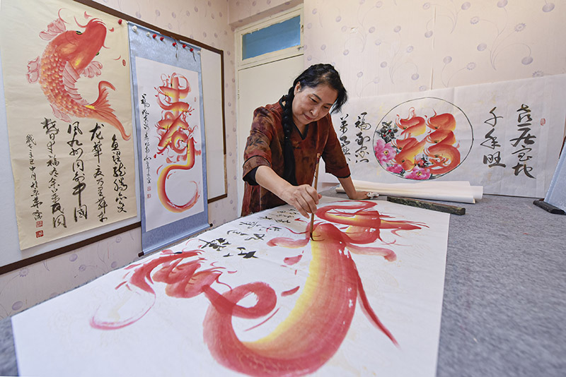 圖為廊坊市廣陽區(qū)，“魚書”非遺傳承人高文清在繪制”魚書“。.jpg