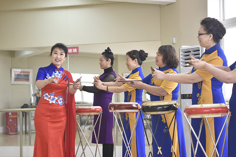 圖為廊坊市廣陽區(qū)郭寶艷曲藝家工作室，郭寶艷在為社員們在排練京東大鼓節(jié)目。.jpg