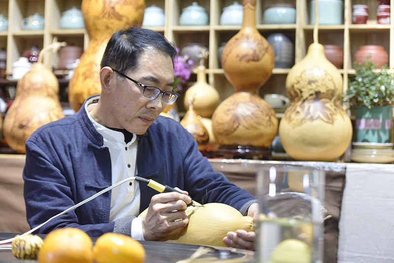 圖為廊坊市廣陽區(qū)吳氏葫蘆烙畫工作室內(nèi)，吳宗正在繪制葫蘆烙畫作品。.jpg