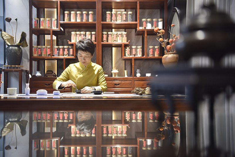 圖為廊坊市廣陽區(qū)溪雲(yún)香局香文化工作室，全國工商聯(lián)高級香道師張偉在工作臺前制作線香.jpg