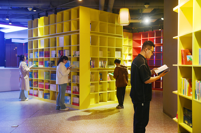 圖為在廊坊市廣陽區(qū)新朝陽商圈悅讀驛站，市民駐足翻閱書籍。.jpg
