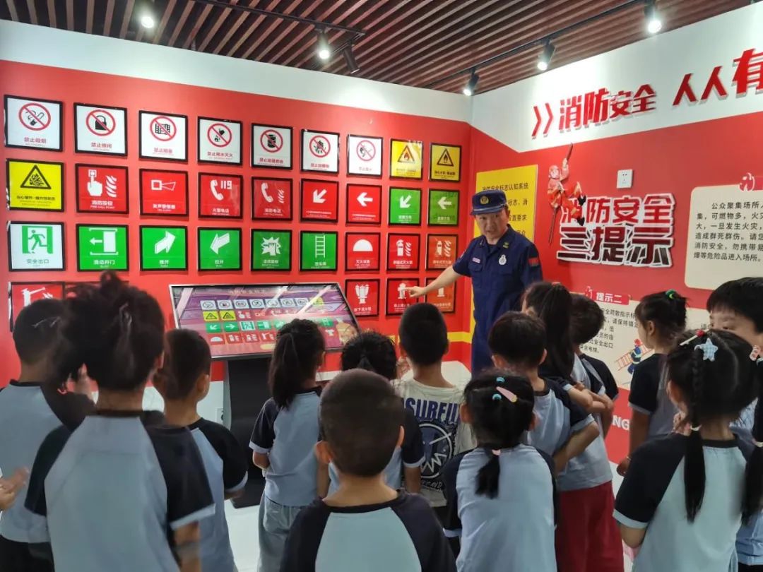 2張世超結(jié)合自身專業(yè)知識為幼兒園小朋友們現(xiàn)場講解消防安全知識。.jpg